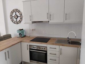 Microwave, oven, stovetop, dishwasher - Marina Horizon: Your modern seaside retreat (MC)