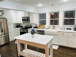 Réfrigérateur, four à micro-ondes, un four, surface de cuisson