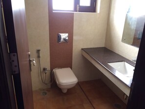 Deluxe szoba kétszemélyes ággyal, kilátással a városra | Fürdőszoba | Ingyenes piperecikkek, törölközők, szappan és toalettpapír