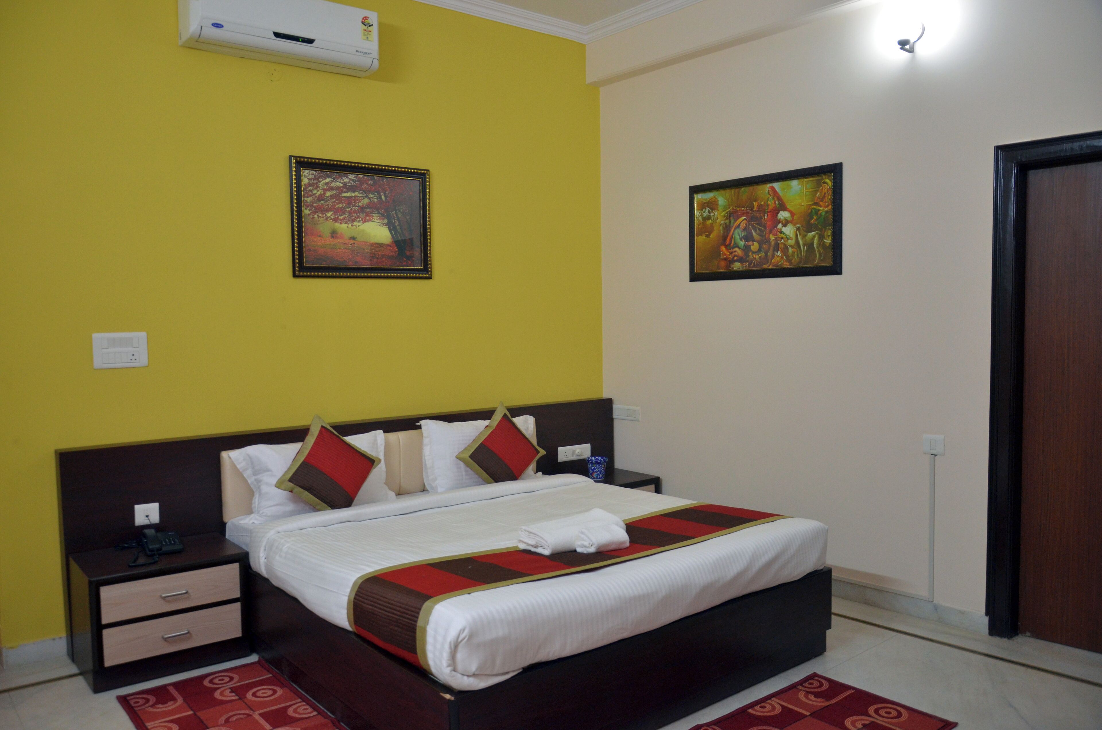 Escritorio, espacio para trabajar con laptop y wifi gratis 