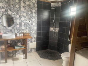 Sèche-cheveux, serviettes fournies, papier toilette