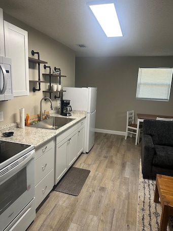 Microwave, oven, stovetop. Delightful 2 bed cabin in Salt Springs - other cabins available