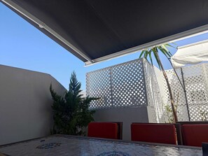 Outdoor dining - Lovely Apt terrace in the heart of Rabat.2 min walk to Four Season  Bab Al Bahr (Rabat)