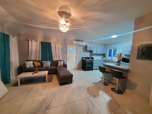 Queen's Court 2-bedroom apartment in Nassau!