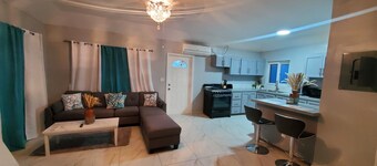 Queen's Court 2-bedroom apartment in Nassau!