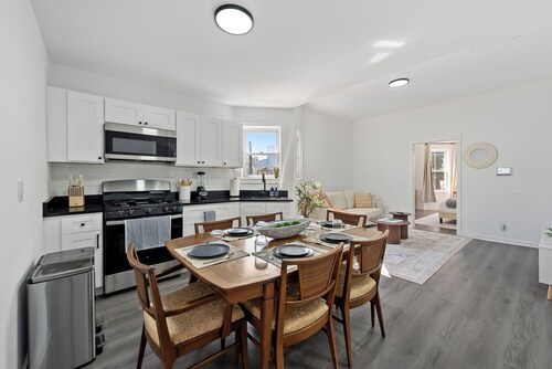 Cozy & Spacious Home Near NYC, 5 mins from Train