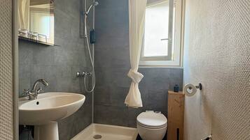 Familie vierpersoonskamer, uitzicht op stad | Badkamer | Een douche, handdoeken