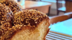 Une miche de pain à la croûte dorée et à la mie moelleuse, posée sur une grille pour qu’elle refroidisse.