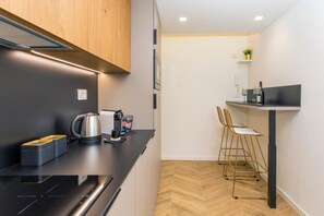Kühlschrank, Mikrowelle, Herdplatte, Wasserkocher mit Kaffee-/Teezubehör
