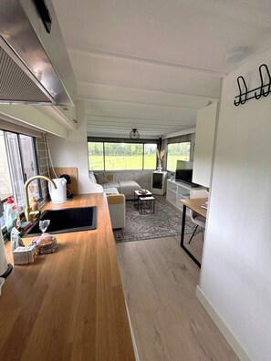 Un intérieur moderne comprenant une cuisine, un coin repas et un espace salon.