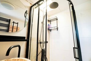 Een douche, een haardroger, handdoeken, zeep