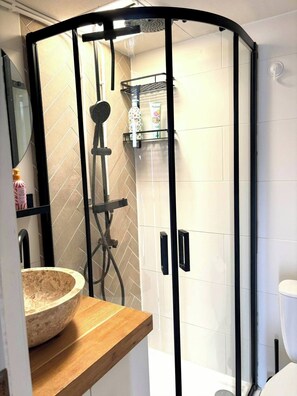 Een douche, een haardroger, handdoeken, zeep