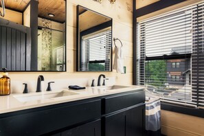 Maison Exclusive, 5 chambres, balcon, vue montagne | Salle de bain