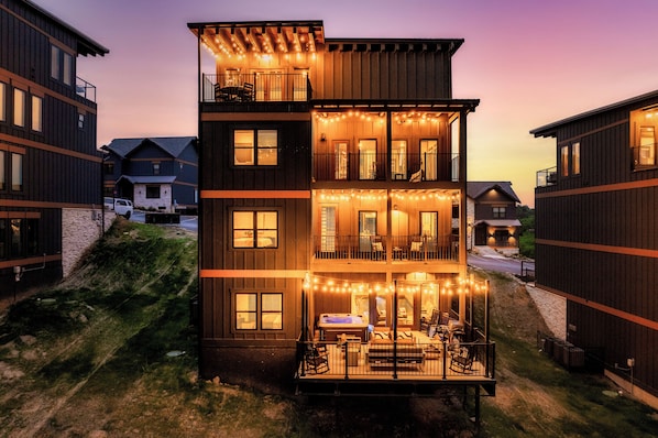 Vista frontal de la propiedad