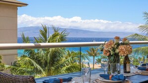 Mesa lista para comer con vista al océano y a las montañas.