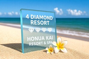 Een bord voor 4 Diamond Resort in Honolulu Kai, met een heldere glazen display met tekst en diamantlogo's.