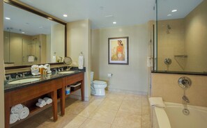 Une salle de bain avec un grand miroir, deux lavabos, des toilettes, une douche et un tableau encadré au mur.
