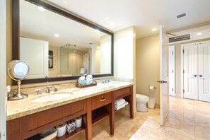 Douche, sèche-cheveux, serviettes fournies