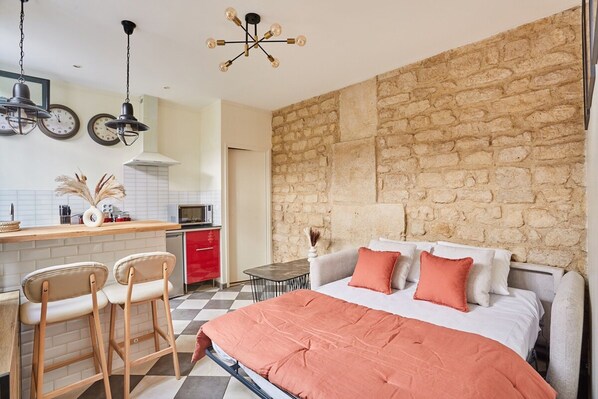 1 غرفة نوم ومساحة عمل للكمبيوتر المحمول ومكواة/لوح كي وملاءات أسرّة