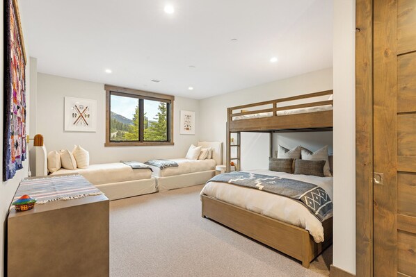 5 bedrooms, free WiFi, bed sheets