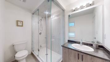 Douche, serviettes fournies, savon, papier toilette