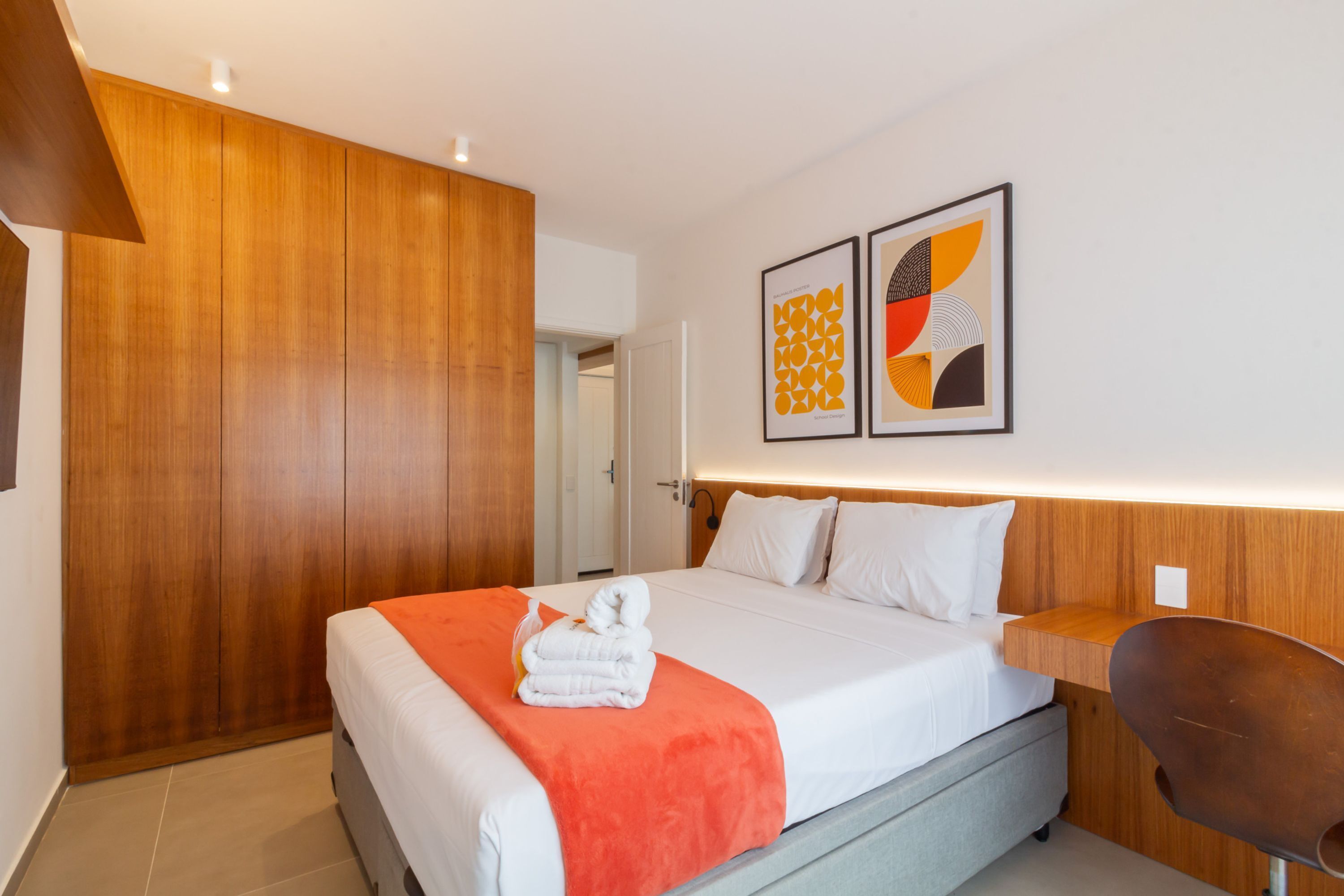 Een bureau, reisbedje, gratis wifi, beddengoed