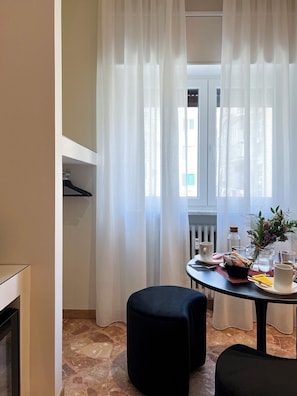 Superior-Dreibettzimmer, Blick auf den Innenhof | Verdunkelungsvorhänge, Bügeleisen/Bügelbrett, kostenloses WLAN