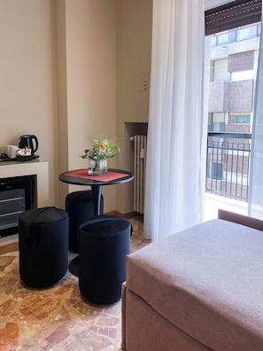 Deluxe-Dreibettzimmer, Balkon, Stadtblick | Verdunkelungsvorhänge, Bügeleisen/Bügelbrett, kostenloses WLAN