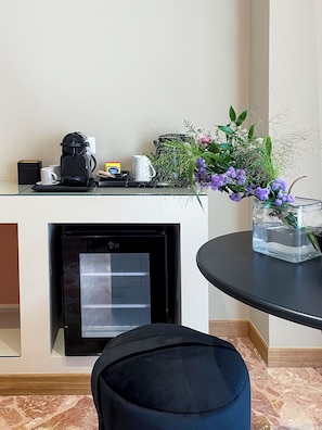 Deluxe-Dreibettzimmer, Balkon, Stadtblick | Verdunkelungsvorhänge, Bügeleisen/Bügelbrett, kostenloses WLAN