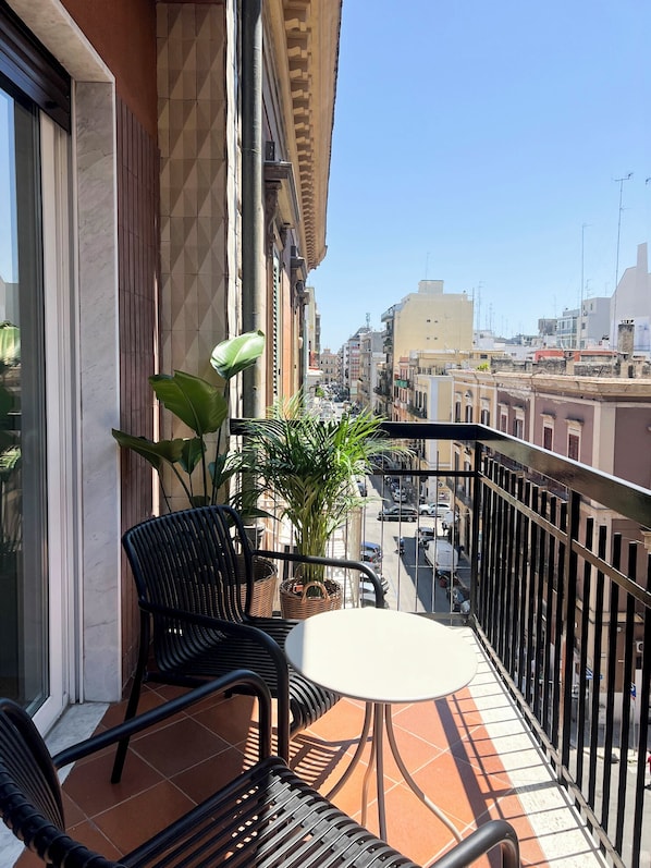 Habitació triple Deluxe, balcó, vistes a la ciutat | Balcó
