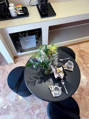 Habitació triple Deluxe, balcó, vistes a la ciutat | Cortines opaques, planxa i posts de planxar i wifi gratuïta