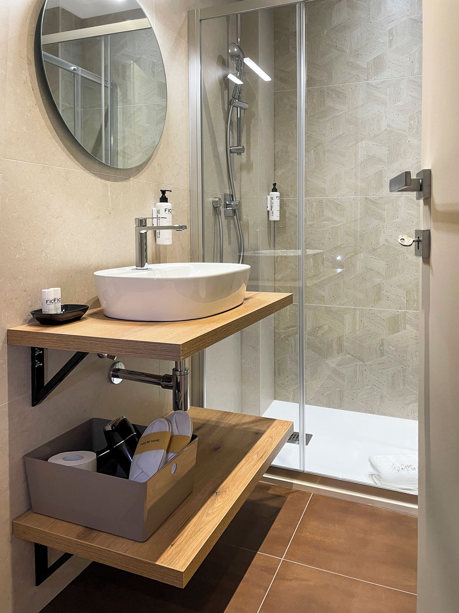Quarto triplo luxo, sacada, vista para a cidade | Banheiro | Chuveiro, produtos de toalete grátis, secador de cabelo, chinelos