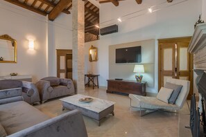 Smart TV - Villa Margot - Private villa, 5 bedrooms, pool, pets, A/C, Wi-Fi, Marche (Acqualagna)