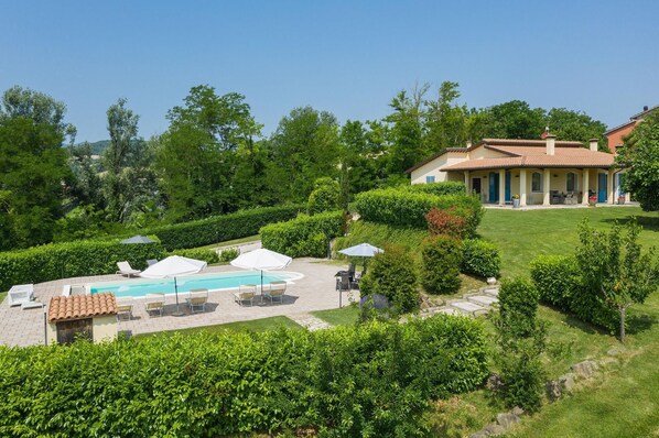 Pool - Villa Margot - Private villa, 5 bedrooms, pool, pets, A/C, Wi-Fi, Marche (Acqualagna)