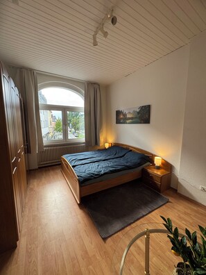 Schreibtisch, Bügeleisen/Bügelbrett, kostenloses WLAN, Bettwäsche