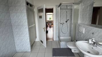 Dusche, Haartrockner, Handtücher, Seife