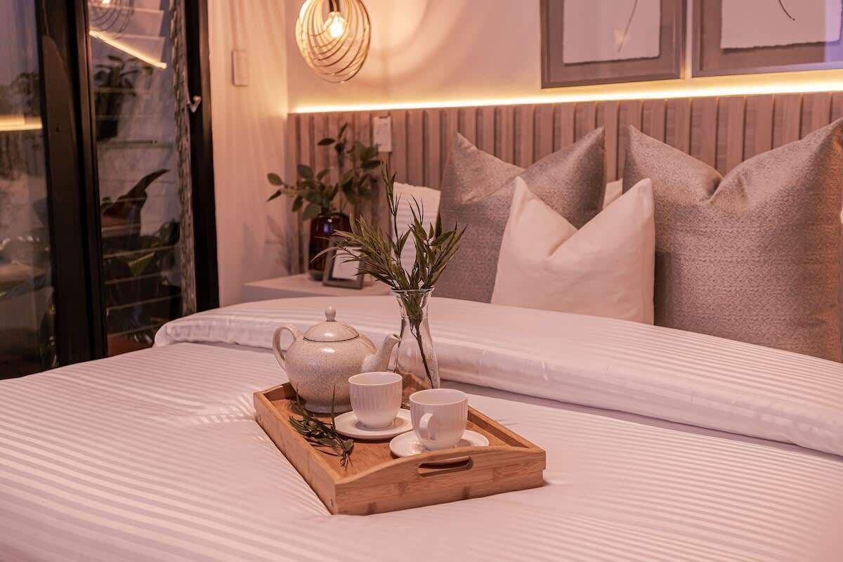 5 habitaciones, escritorio y tabla de planchar con plancha 