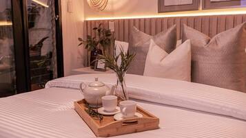 5 habitaciones, escritorio y tabla de planchar con plancha