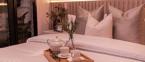 5 bedrooms, desk, iron/ironing board, travel cot