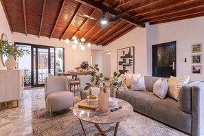 TV, offices - •Casa Bonita• HiddenGem! AC+HotTub•4mi to Provenza (Medellín)