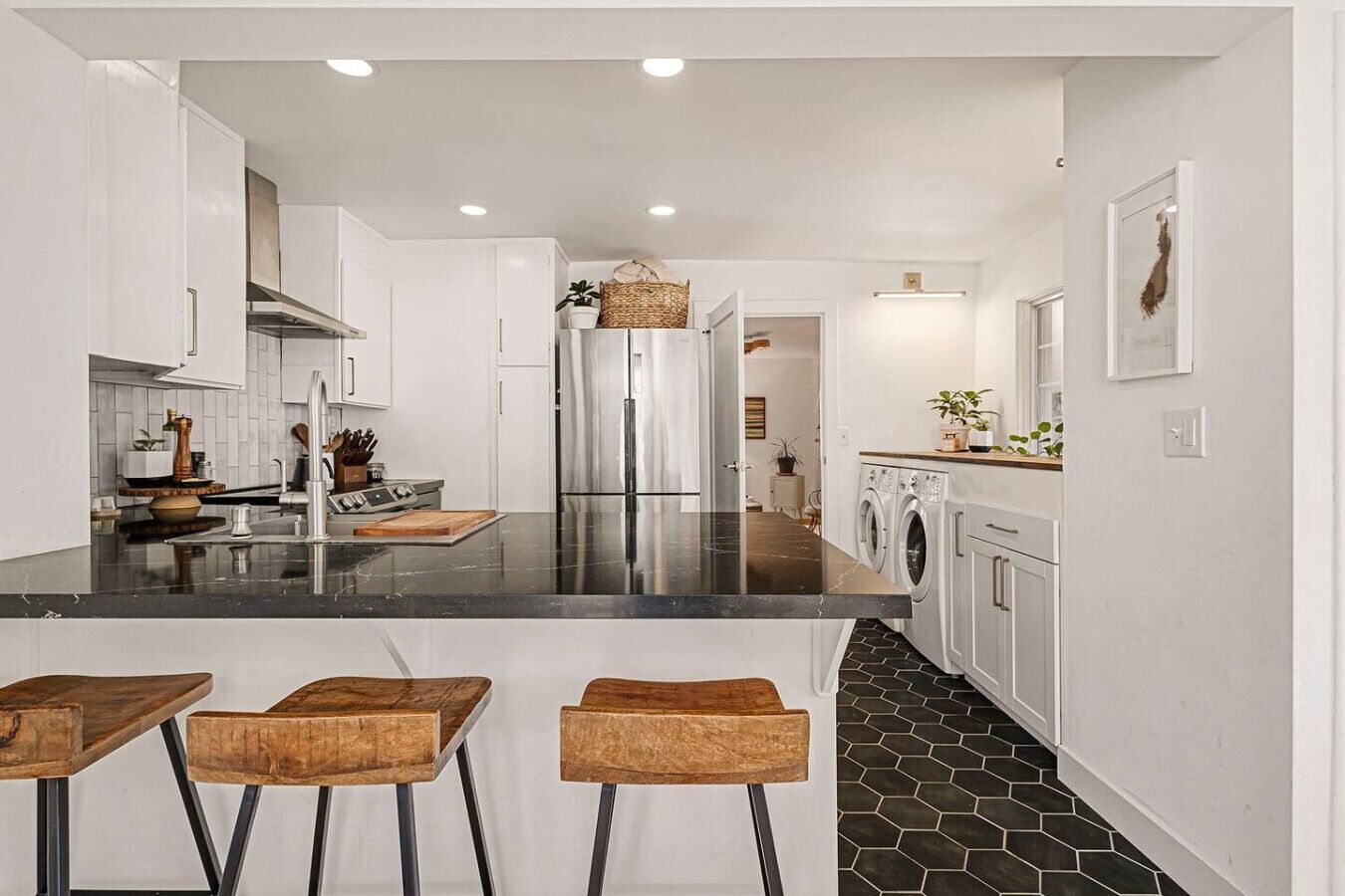 Frigorífico, microondas, horno y placa de cocina