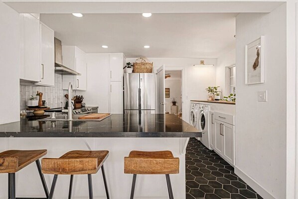 ثلاجة، ميكروويف، فرن، موقد طهي مسطح