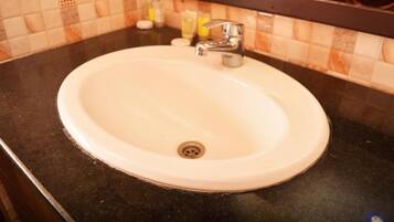 Buồng tắm vòi sen, đồ dùng nhà tắm miễn phí, dép đi trong nhà