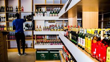 Uma loja de bebidas alcoólicas com prateleiras repletas de garrafas e caixas.