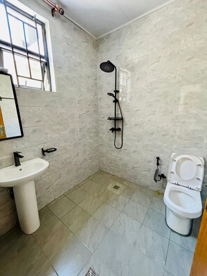 Apartamento, sacada, vista para a cidade | Banheiro | Toalhas de banho, sabonete, shampoo, papel higiênico