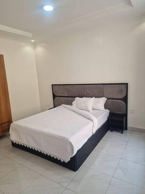 Apartment, Balcony, City View | Seterika/papan seterika, Wi-fi percuma 