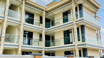 Køleskab, mikrobølgeovn, kogeplade, køkkentøj/tallerkener/redskaber