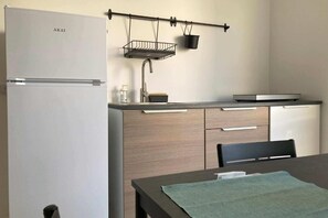 Kühlschrank, Herdplatte, Wasserkocher mit Kaffee-/Teezubehör