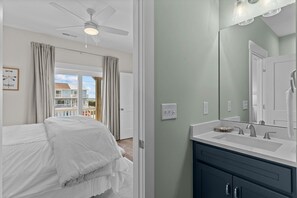 8 bedrooms, desk, iron/ironing board, Internet