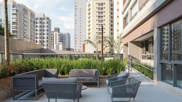 Inomhuspool, utomhuspool, parasoller och solstolar